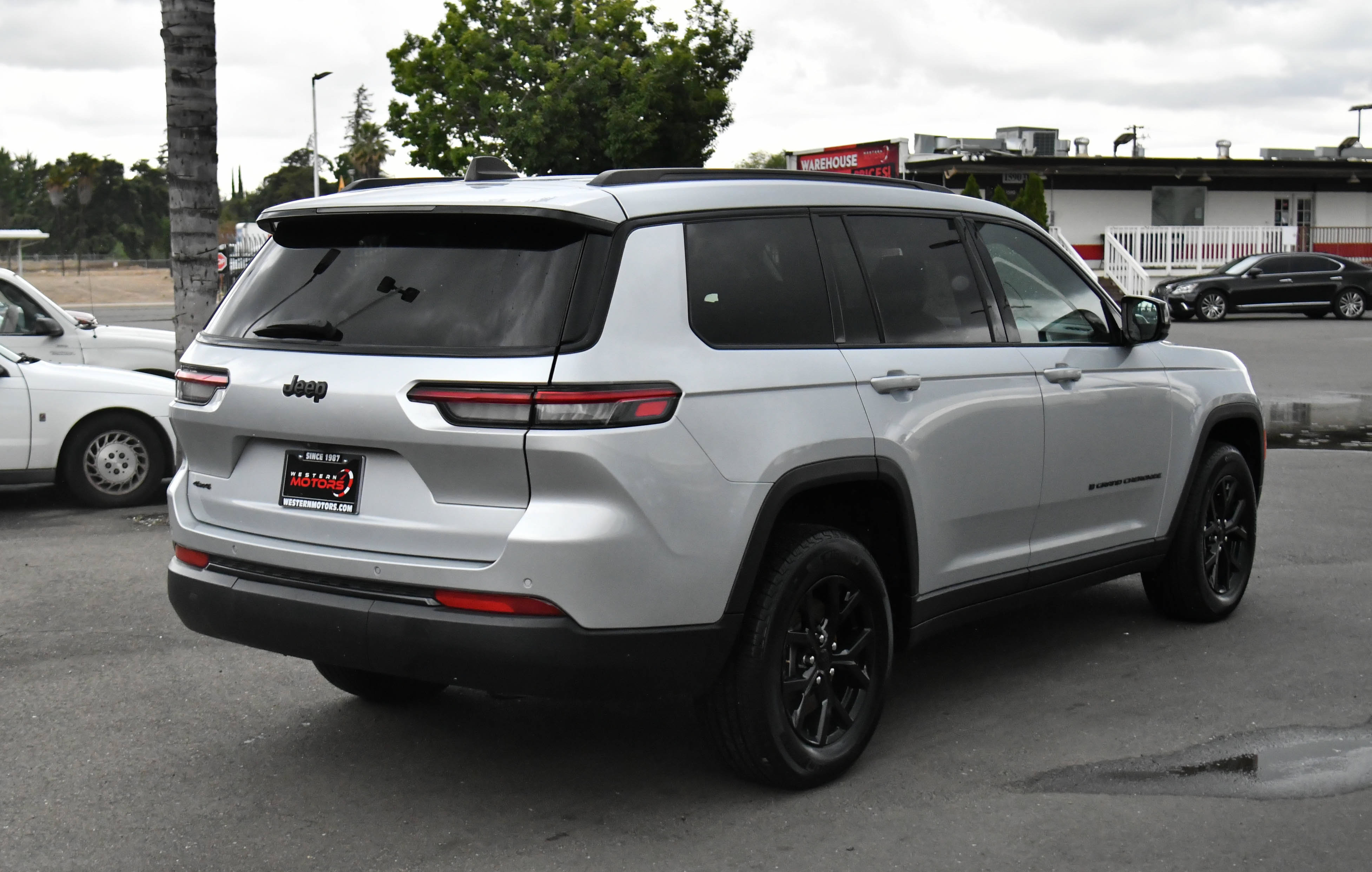 Used 2024 Jeep Grand Cherokee L Laredo AWD/4WD image 8