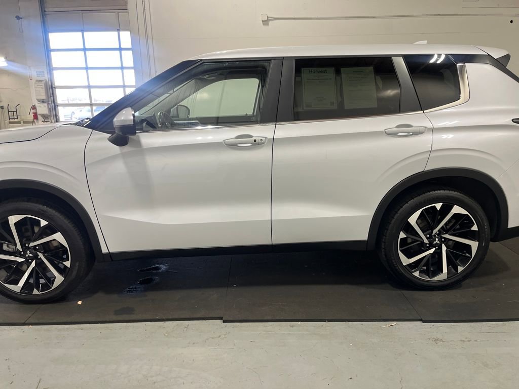 Used 2024 Mitsubishi Outlander SE image 32