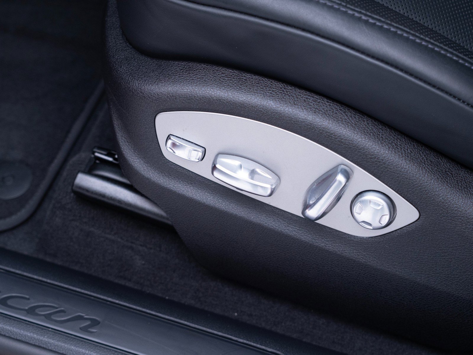 Certified 2025 Porsche Macan image 15