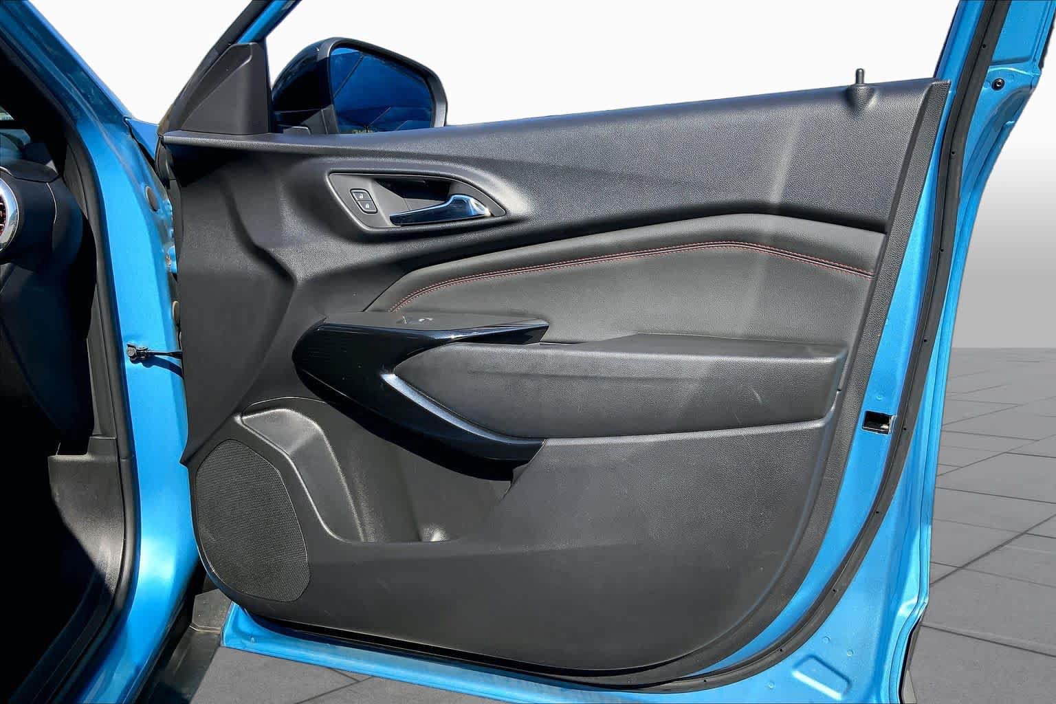Used 2025 Chevrolet Trax RS FWD image 23
