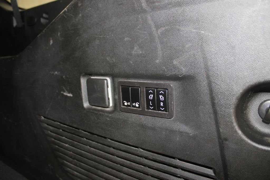 Used 2023 Chevrolet Suburban Premier image 24