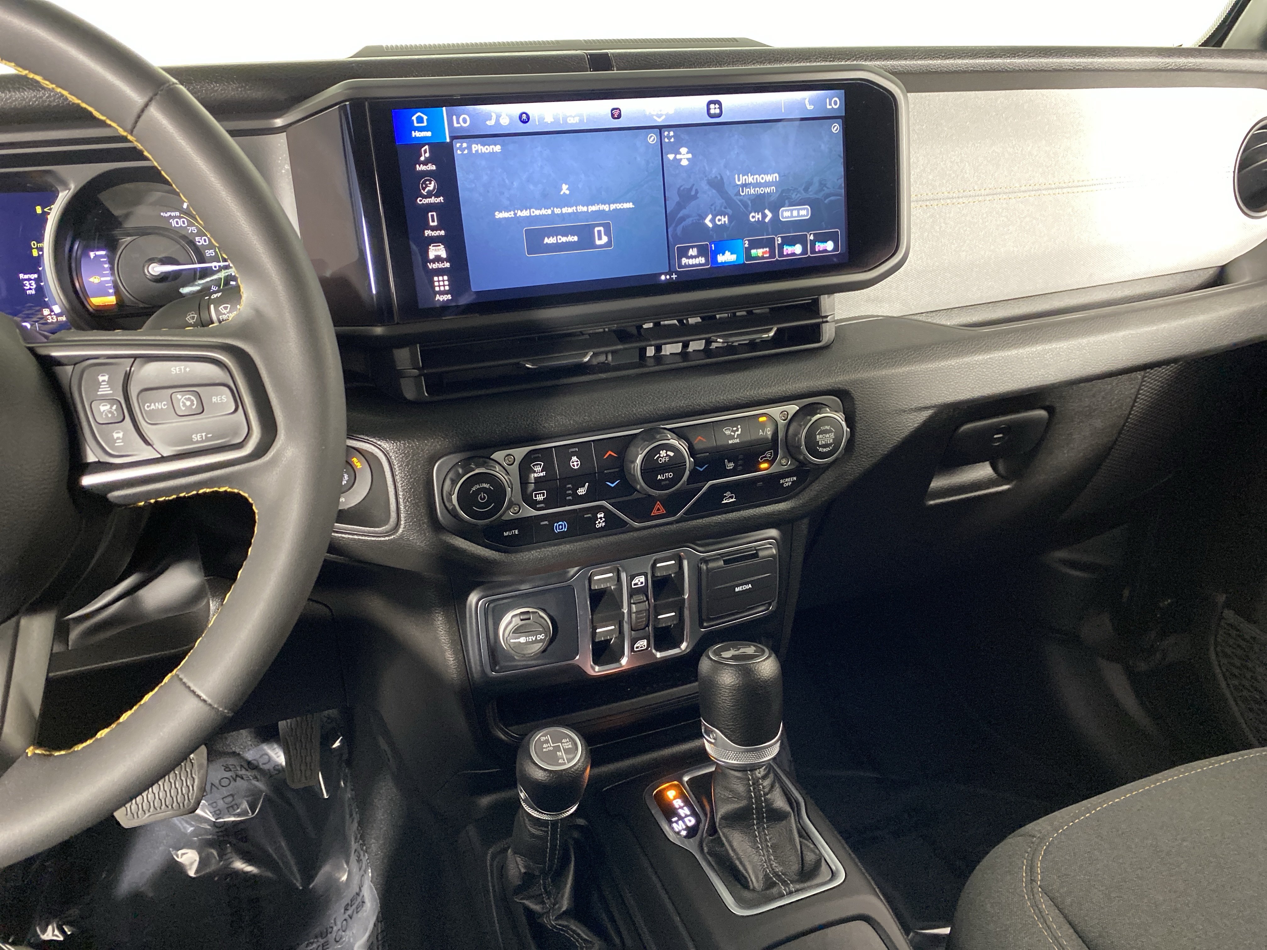 Used 2024 Jeep Wrangler Unlimited w/ Convenience Group AWD/4WD image 28