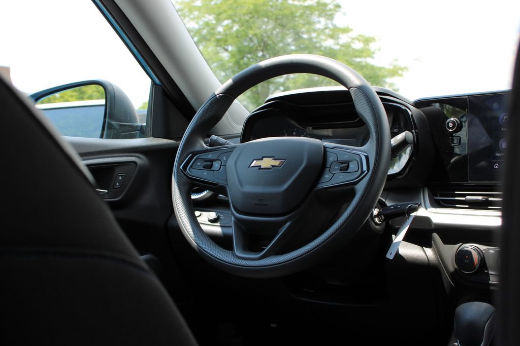 Certified 2025 Chevrolet Trax LS FWD image 35