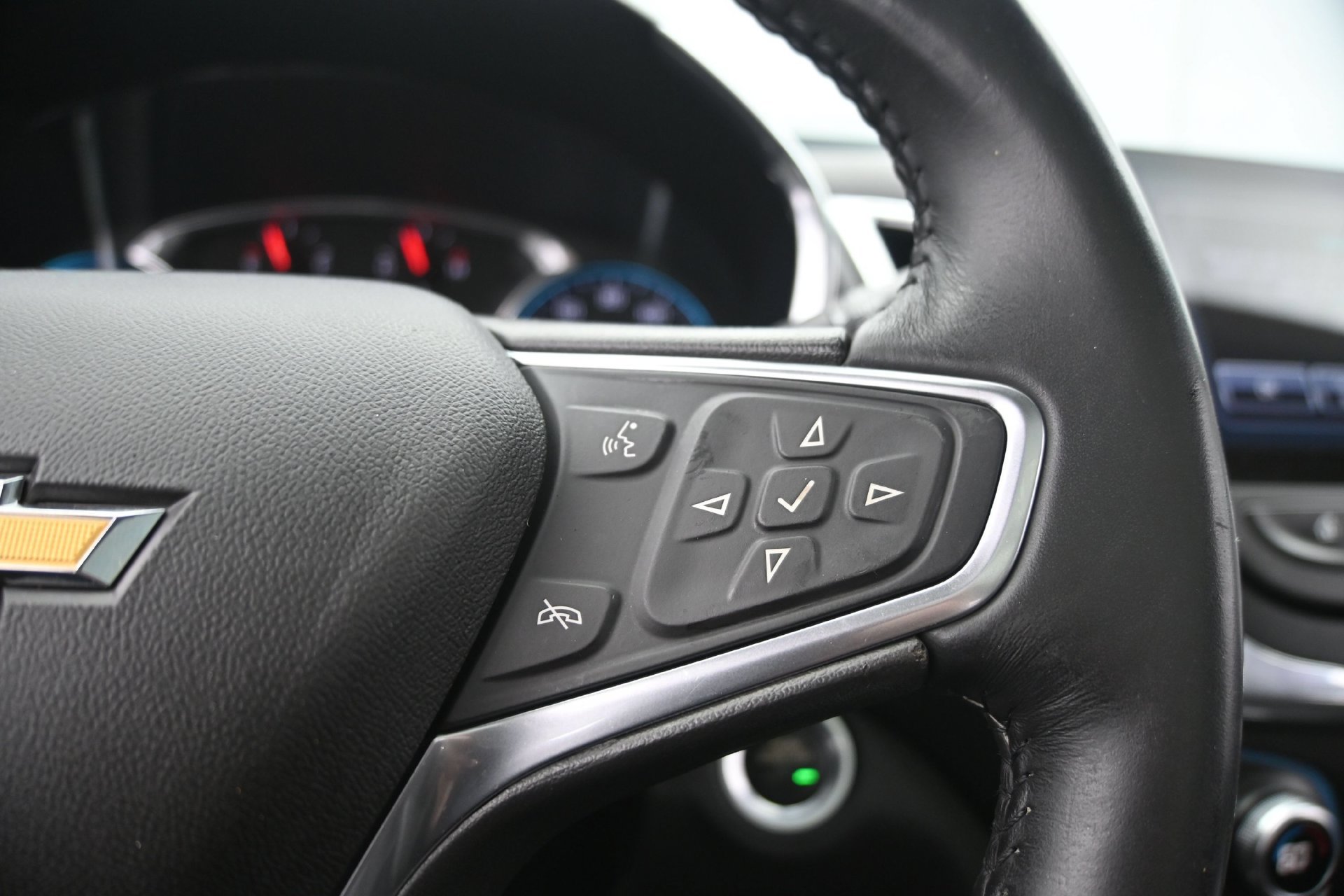 Used 2018 Chevrolet Equinox LT w/ Sun & Infotainment Package FWD image 24