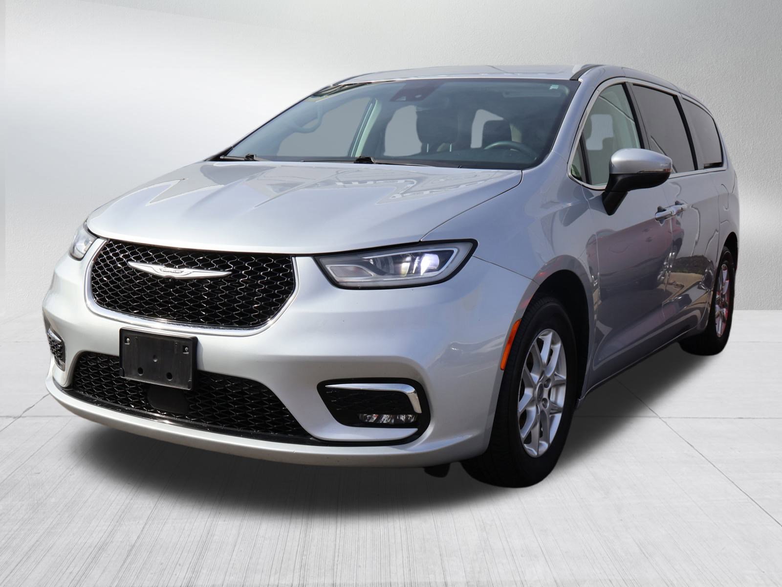 Used 2023 Chrysler Pacifica Touring-L image 3