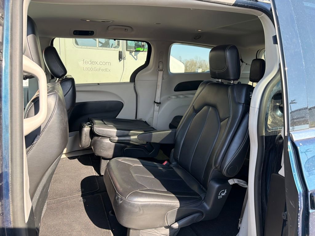 Used 2024 Chrysler Pacifica Touring-L image 16