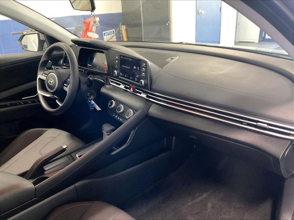 Used 2024 Hyundai Elantra SE FWD image 13