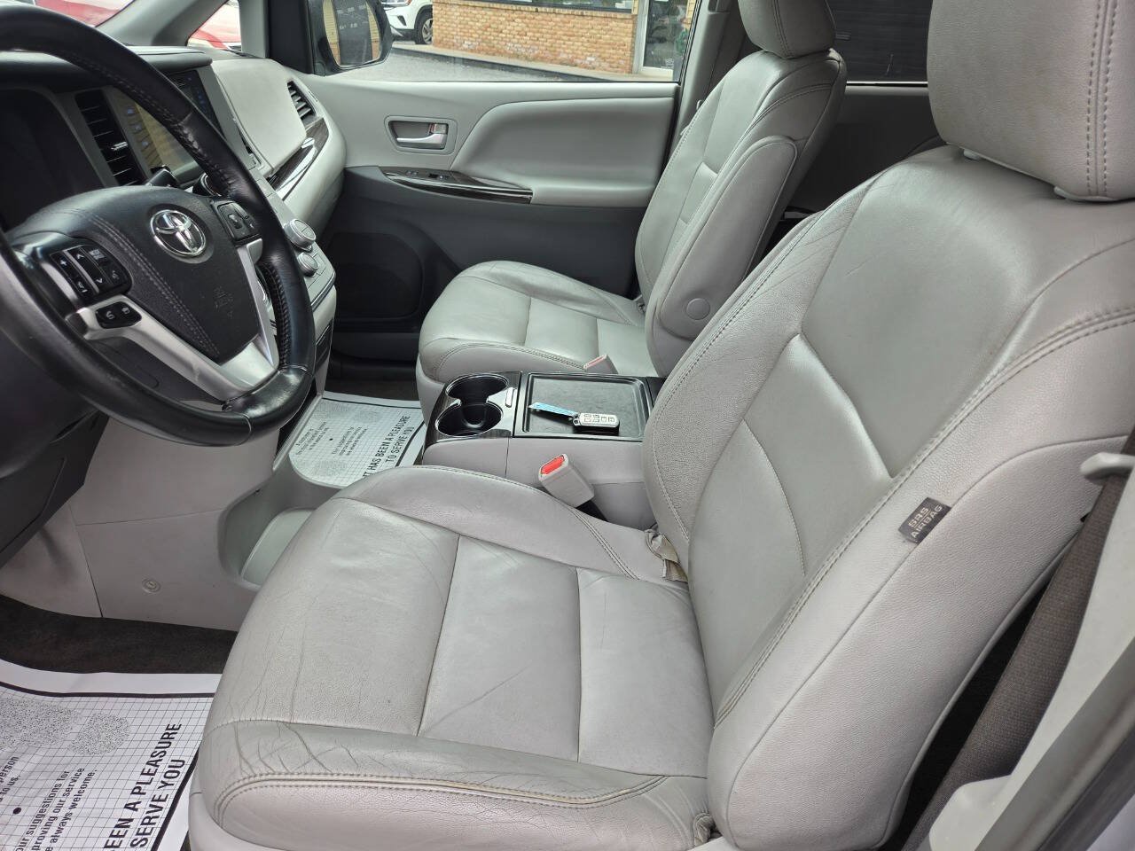 Used 2015 Toyota Sienna XLE FWD image 9