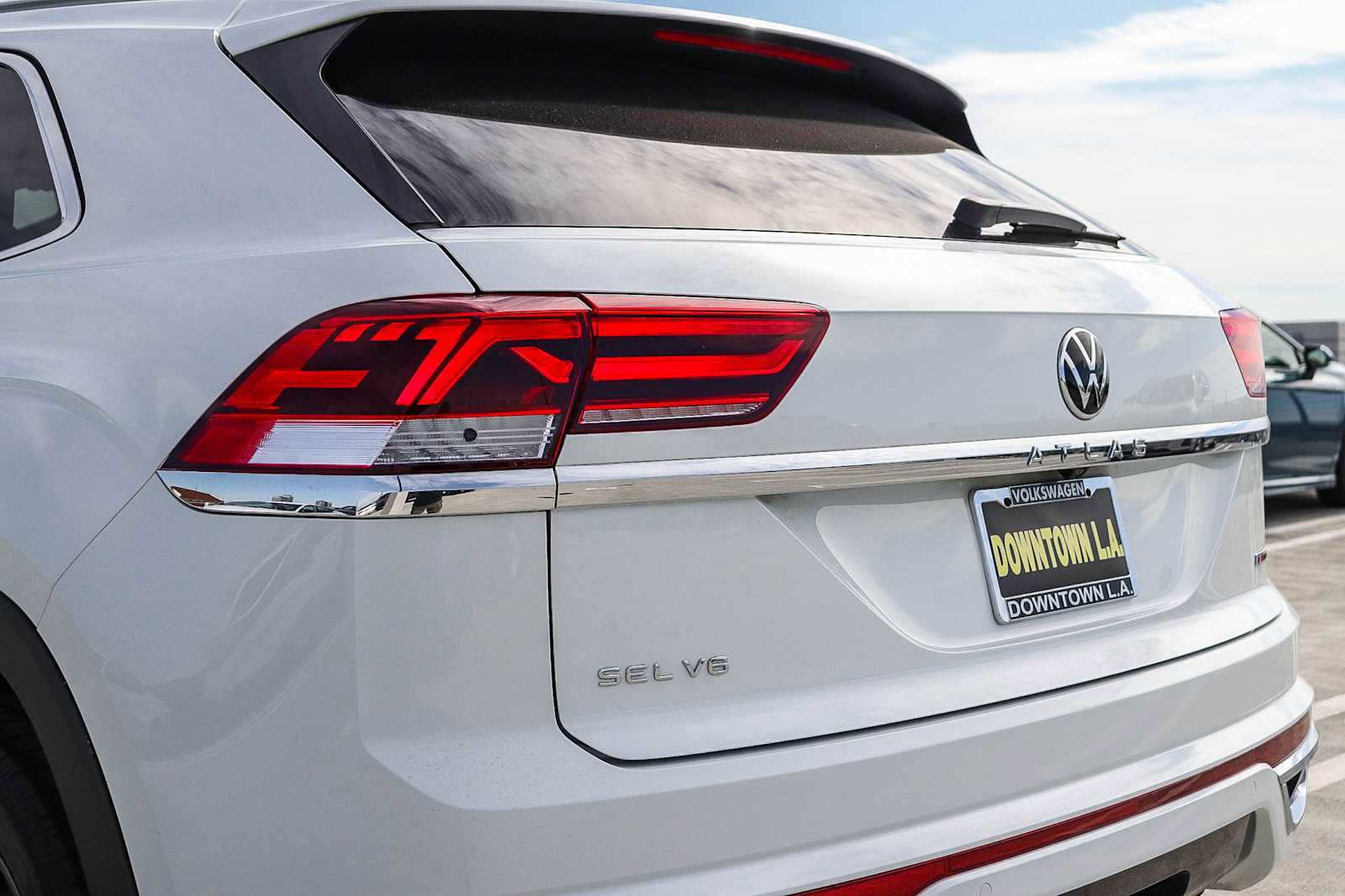 Used 2022 Volkswagen Atlas Cross Sport SEL R-Line image 9