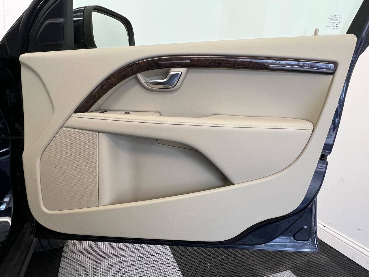 Used 2016 Volvo XC70 T5 Premier w/ Proximity Package FWD image 11