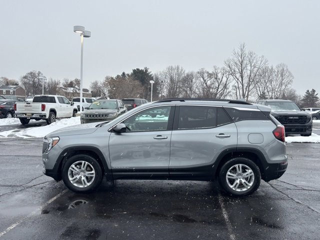 Used 2023 GMC Terrain SLE w/ Driver Convenience Package image 9