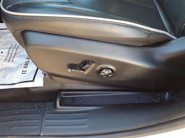 Used 2025 Chrysler Pacifica Limited image 3