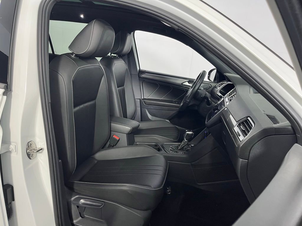 Used 2023 Volkswagen Tiguan SE R-Line image 33