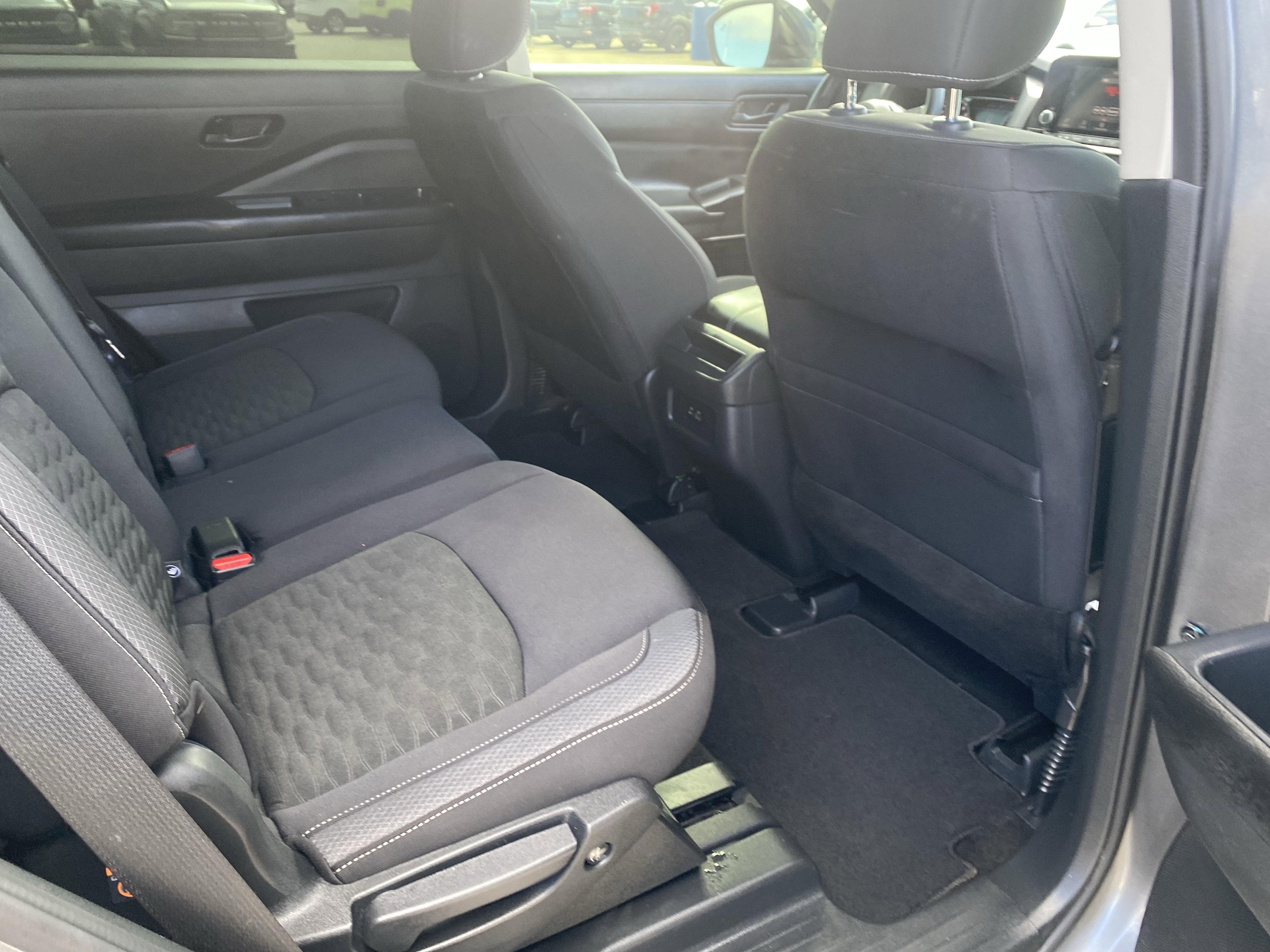 Used 2024 Nissan Pathfinder S image 9