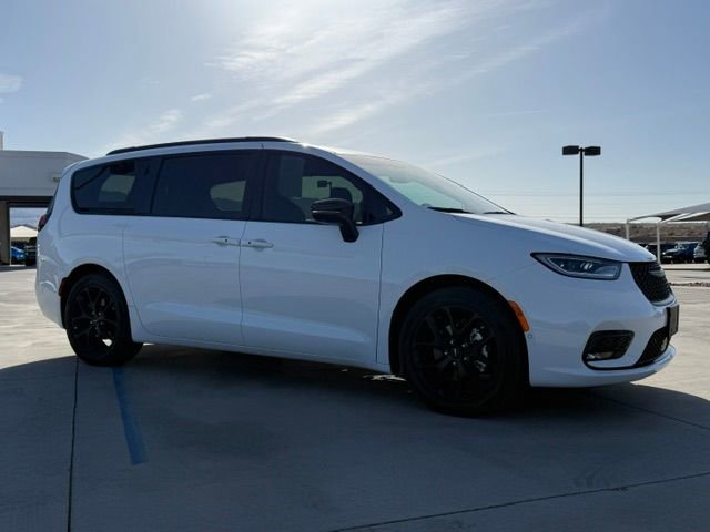 Used 2024 Chrysler Pacifica Touring-L w/ S Appearance Package FWD image 5