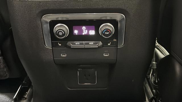 Used 2022 Chevrolet Tahoe Z71 w/ Luxury Package AWD/4WD image 39