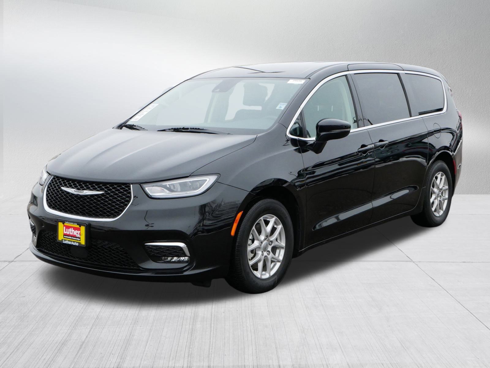 Used 2024 Chrysler Pacifica Touring-L image 3