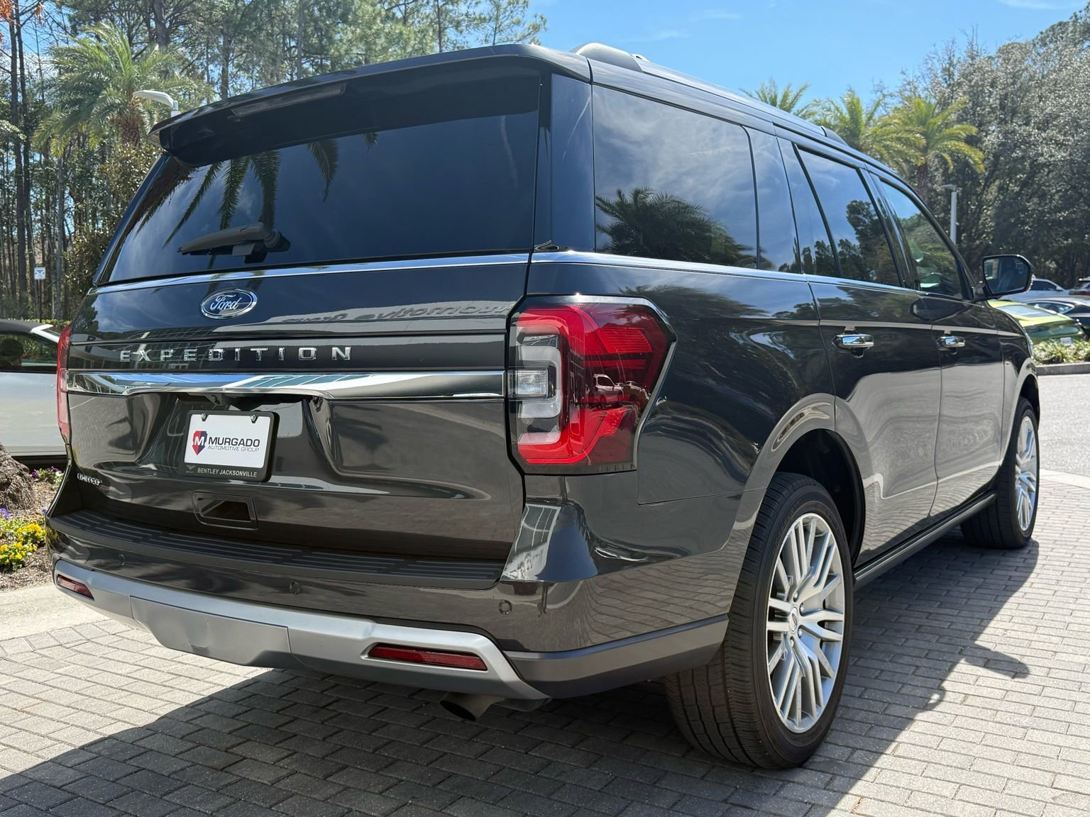 Used 2024 Ford Expedition Limited image 11