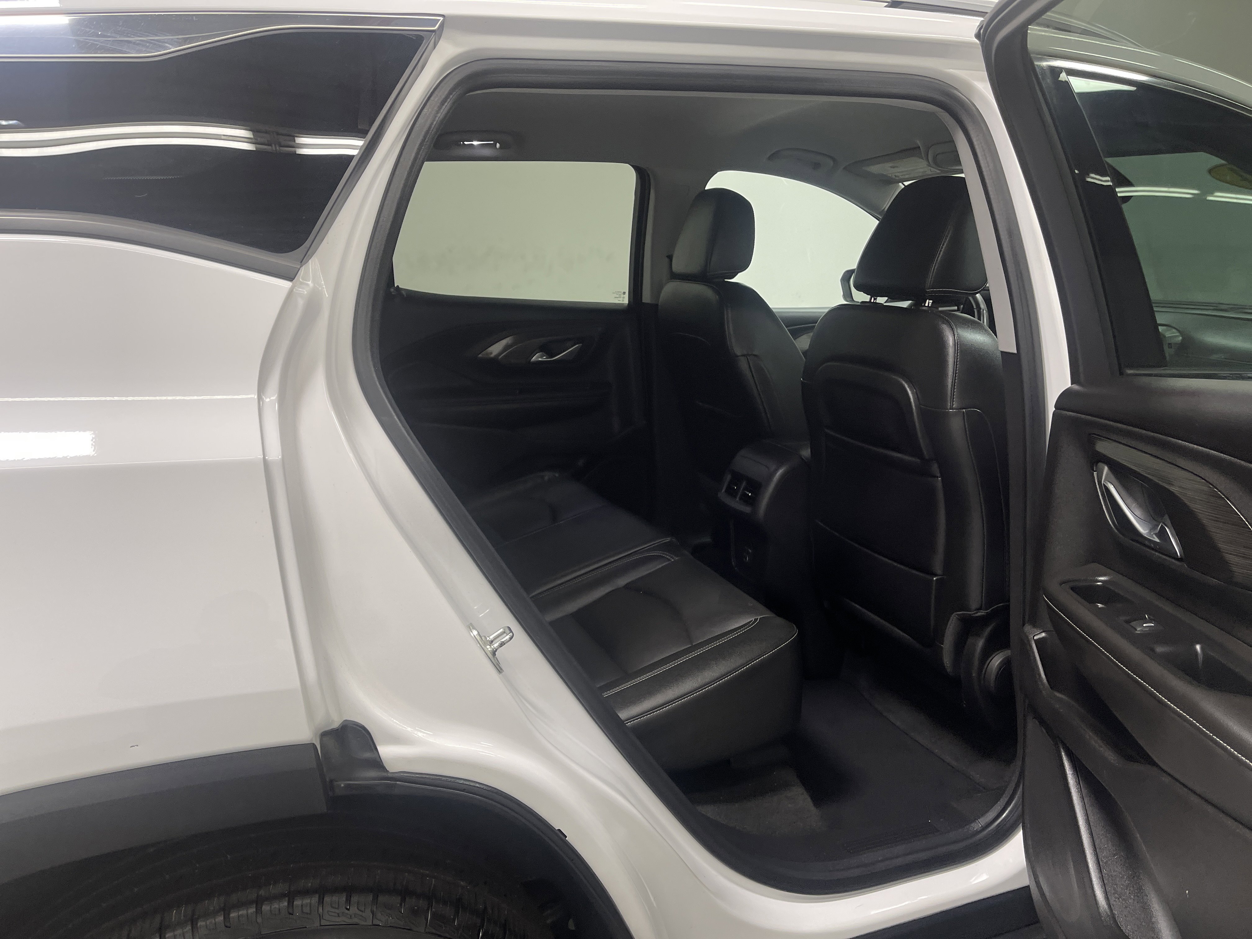 Used 2024 GMC Terrain SLT image 21