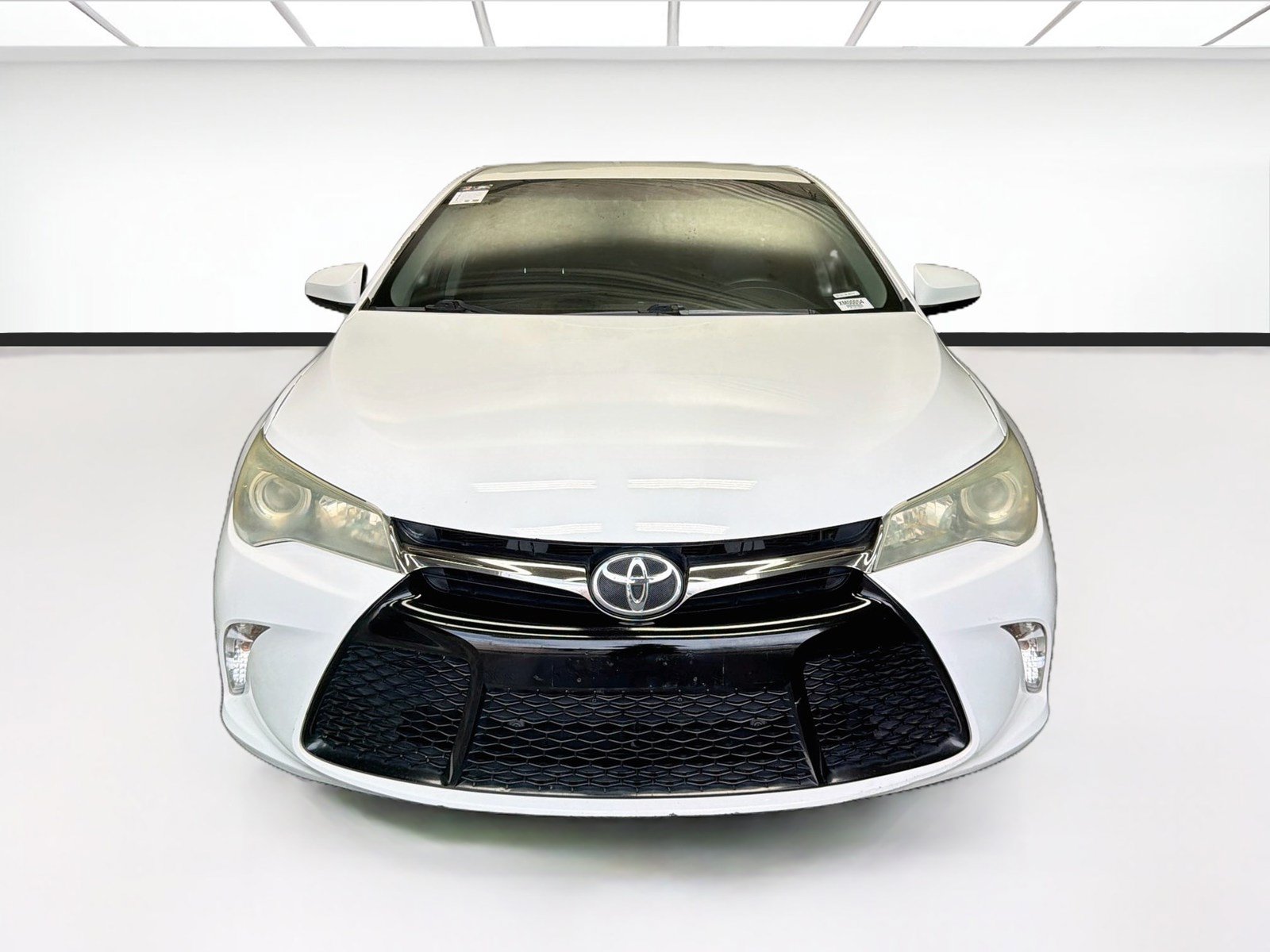 Used 2015 Toyota Camry SE FWD image 2