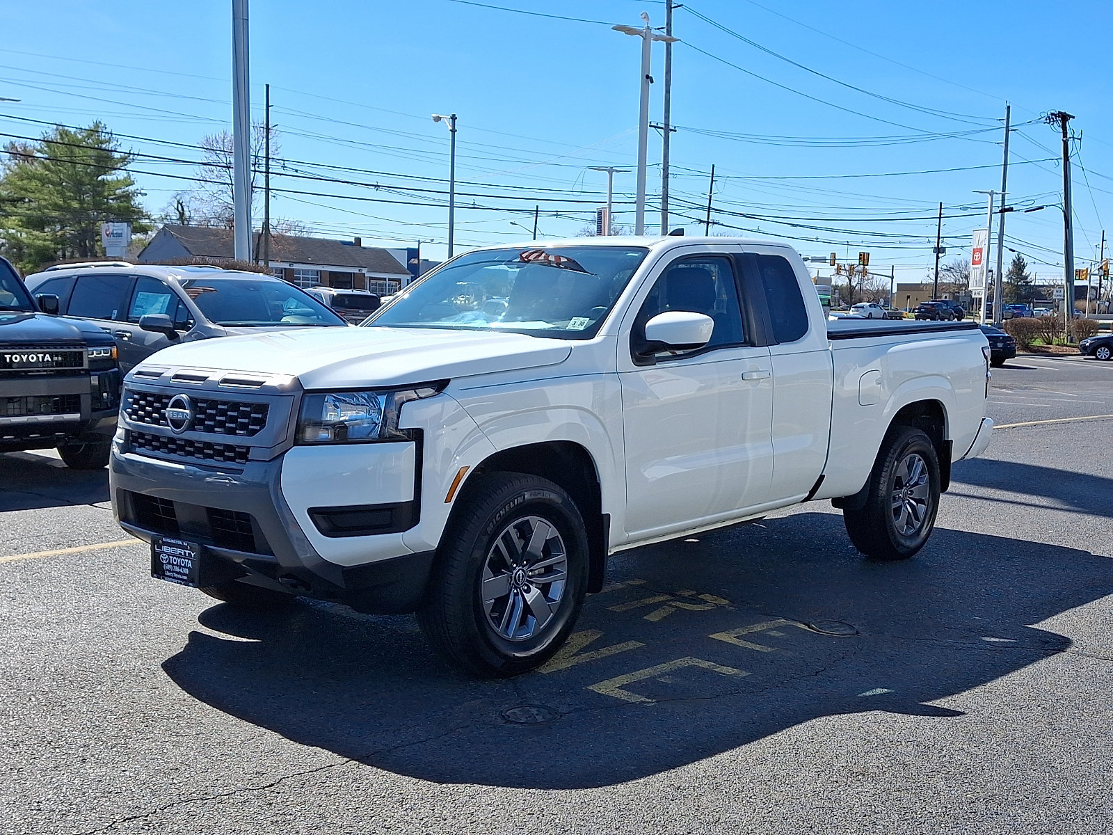 Used 2025 Nissan Frontier SV image 3