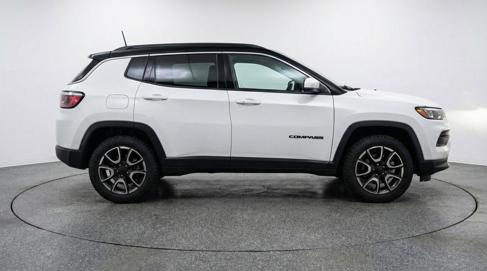 Used 2025 Jeep Compass Trailhawk image 11