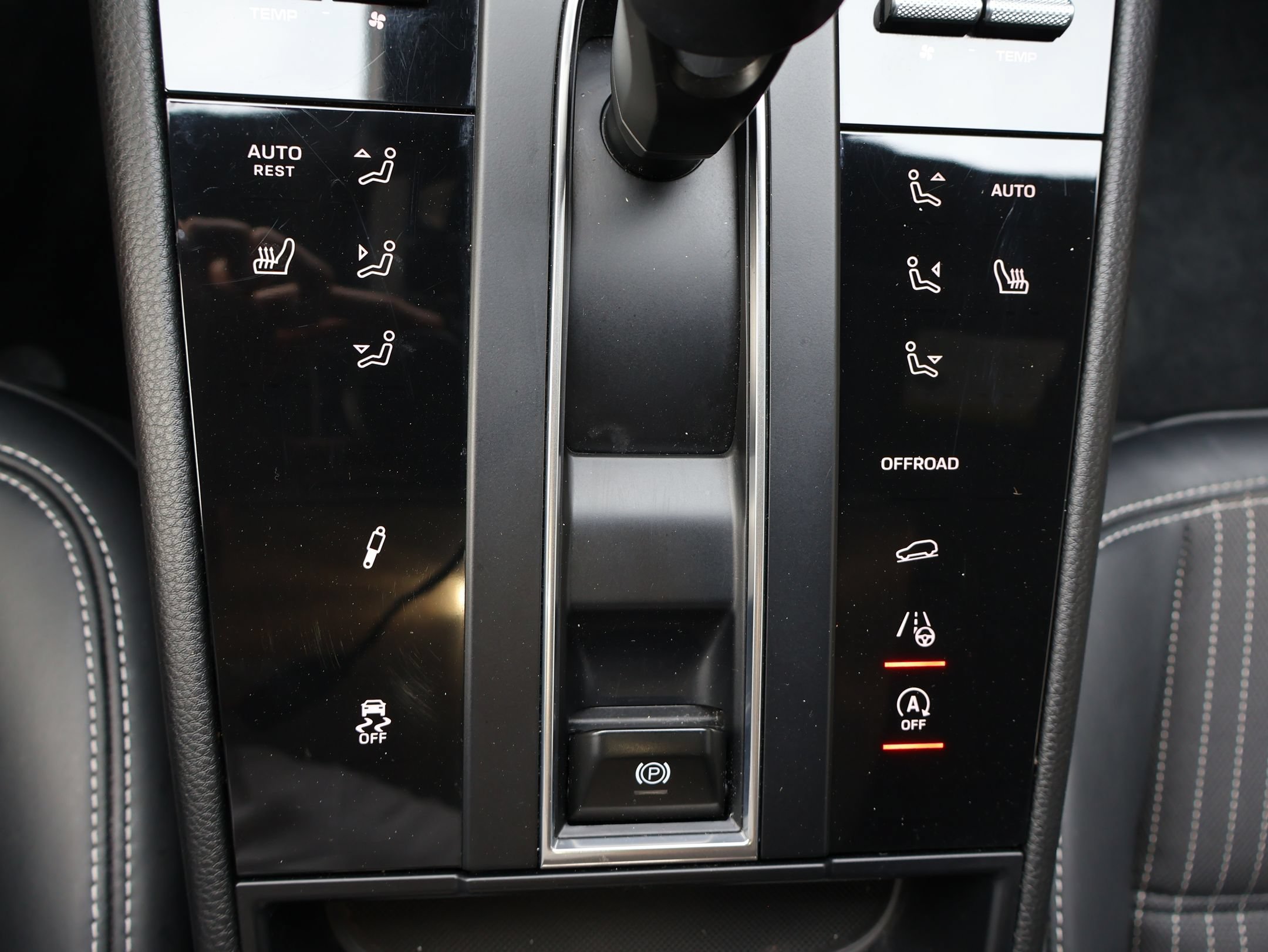 Certified 2023 Porsche Macan Turbo AWD/4WD image 27