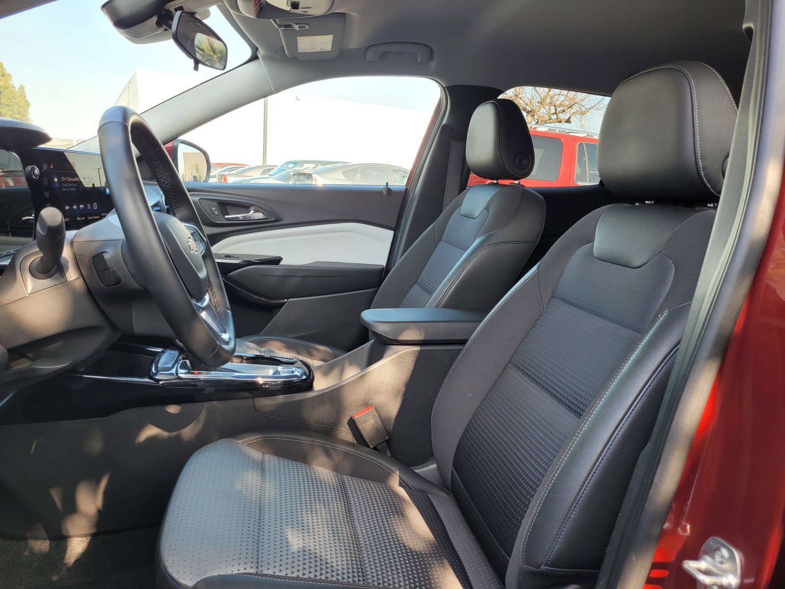 Used 2025 Chevrolet Trax LT w/ LT Convenience Package image 10