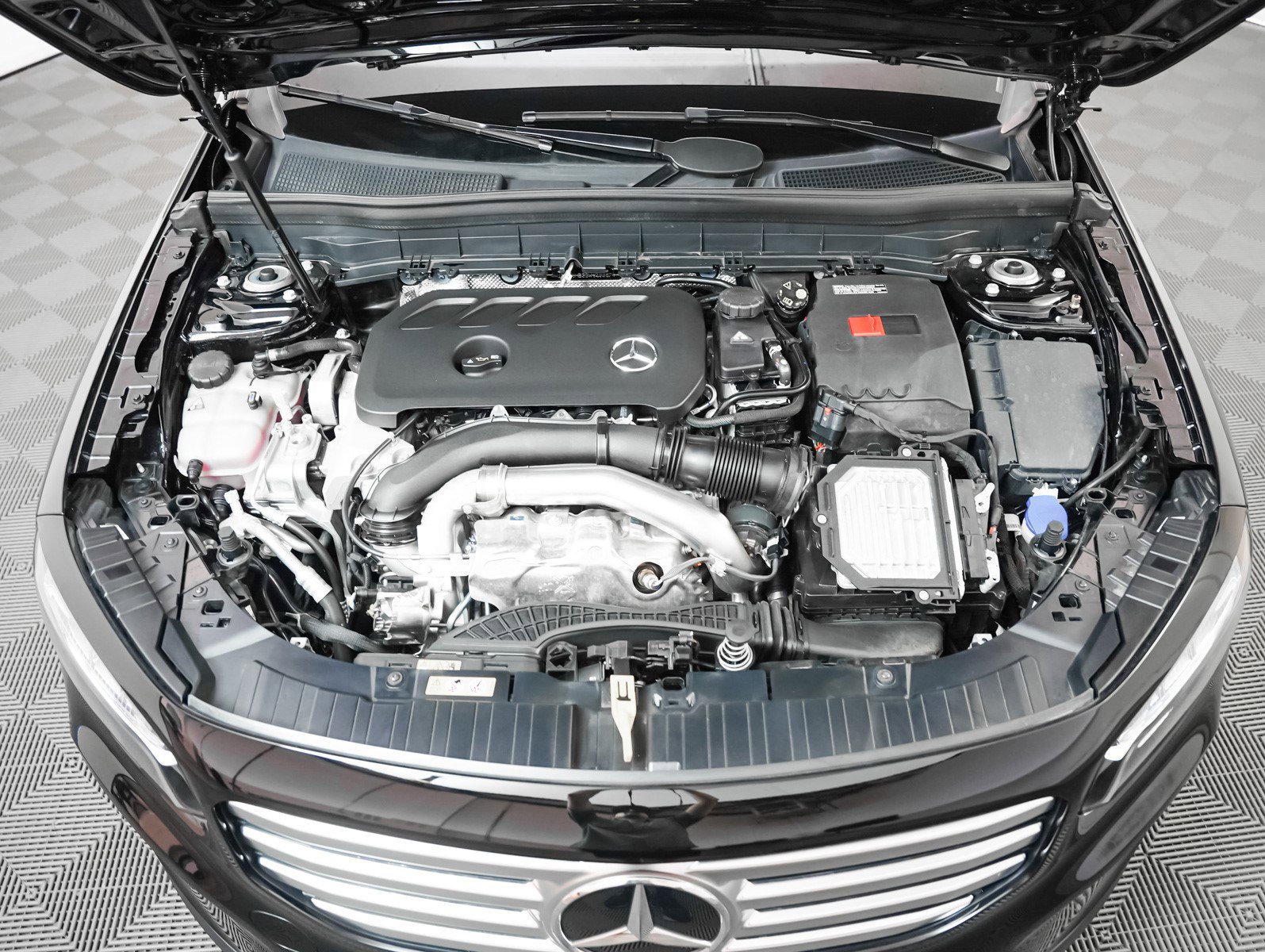 New 2025 Mercedes-Benz GLB 250 4MATIC image 4