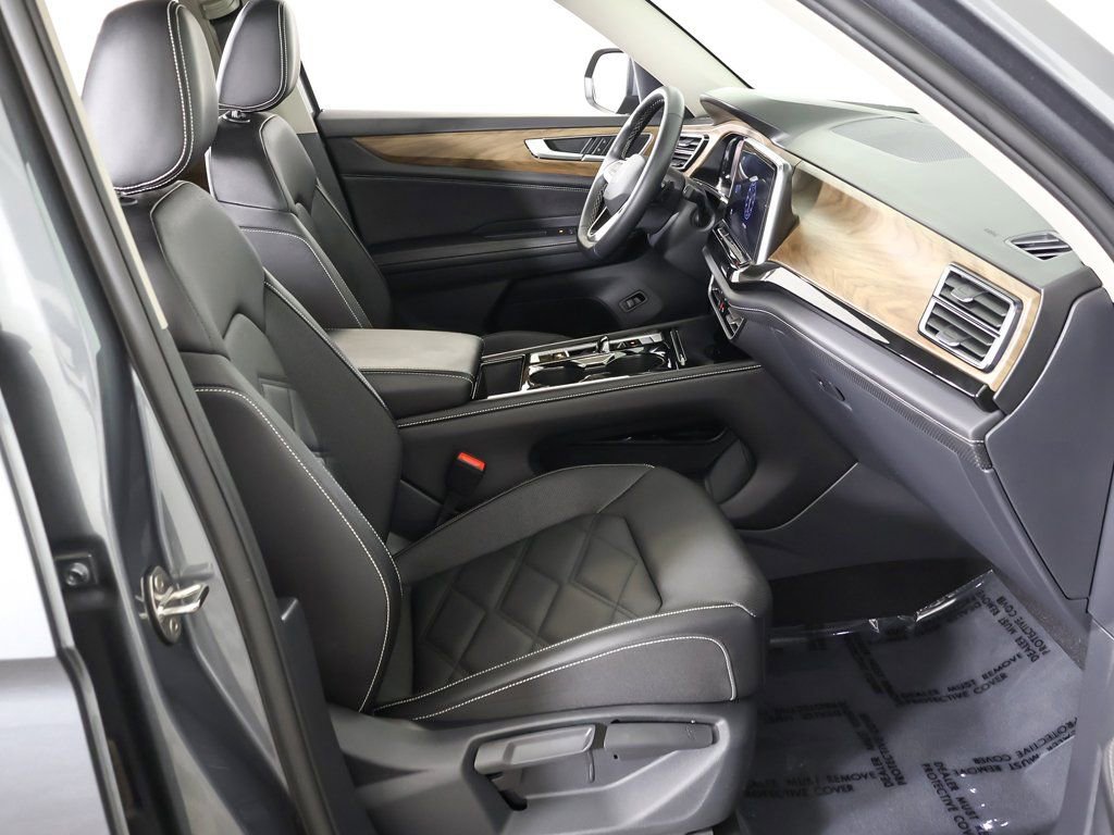 Used 2025 Volkswagen Atlas SE image 32