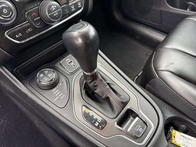 Used 2022 Jeep Cherokee Trailhawk AWD/4WD image 30
