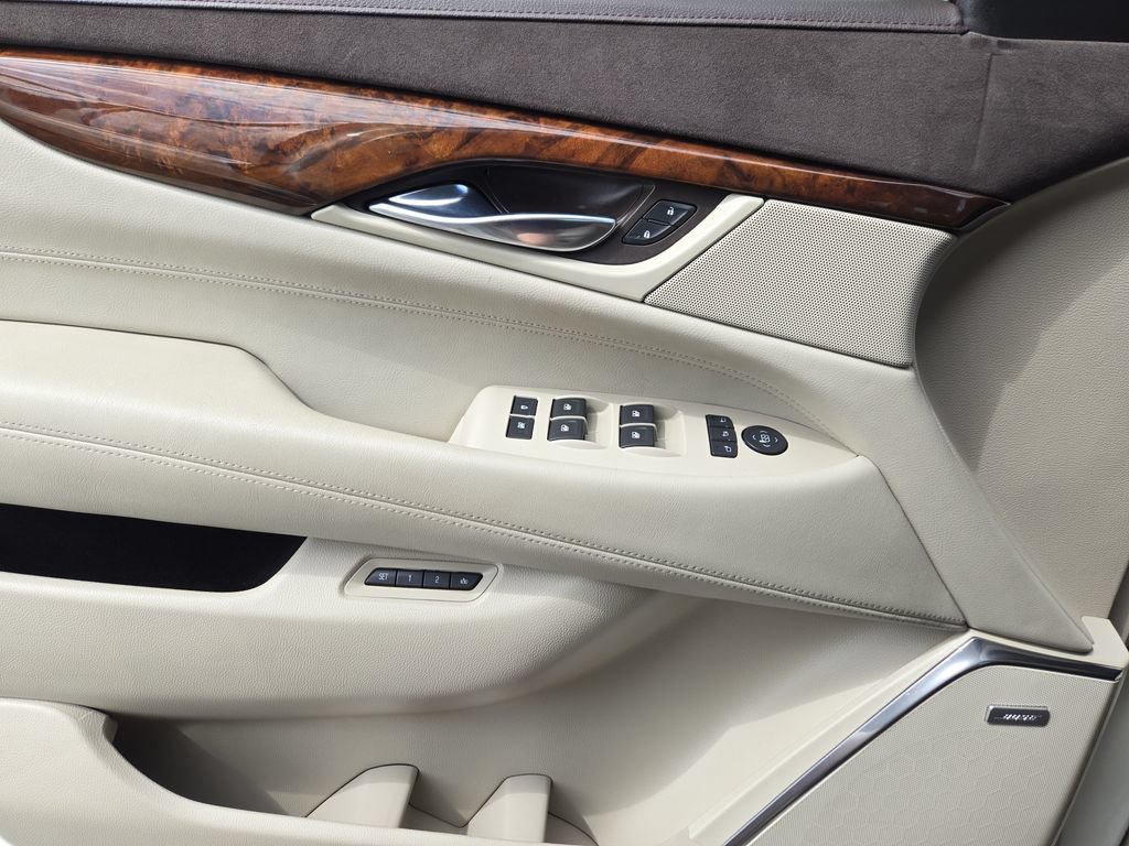 Used 2015 Cadillac Escalade Luxury AWD/4WD image 23