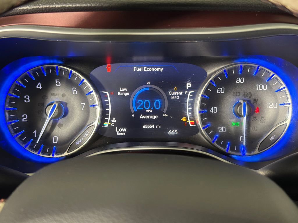 Used 2018 Chrysler Pacifica Limited w/ Tire & Wheel Group FWD image 28