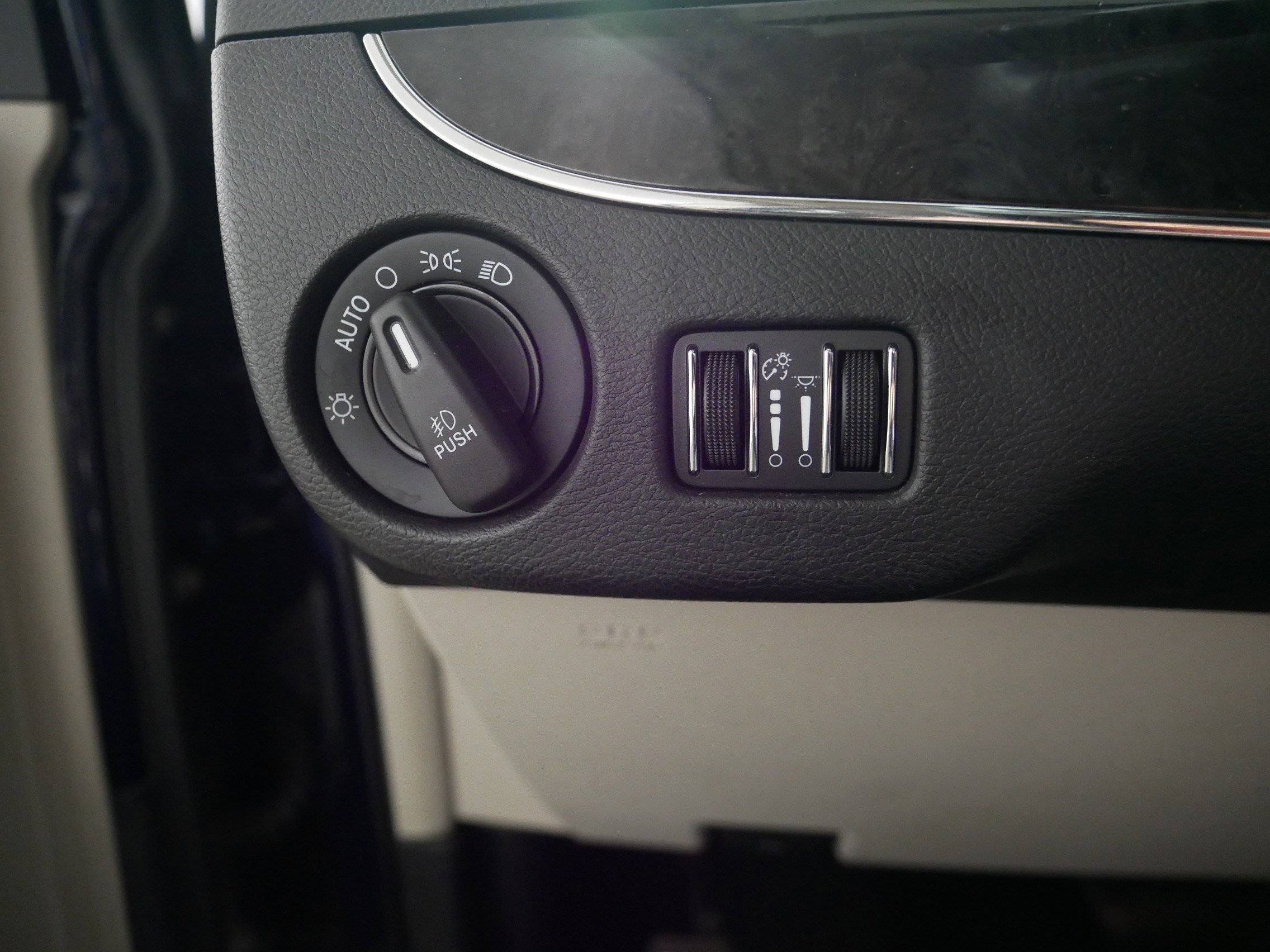 Used 2015 Chrysler Town & Country Touring w/ Driver Convenience Group FWD image 26