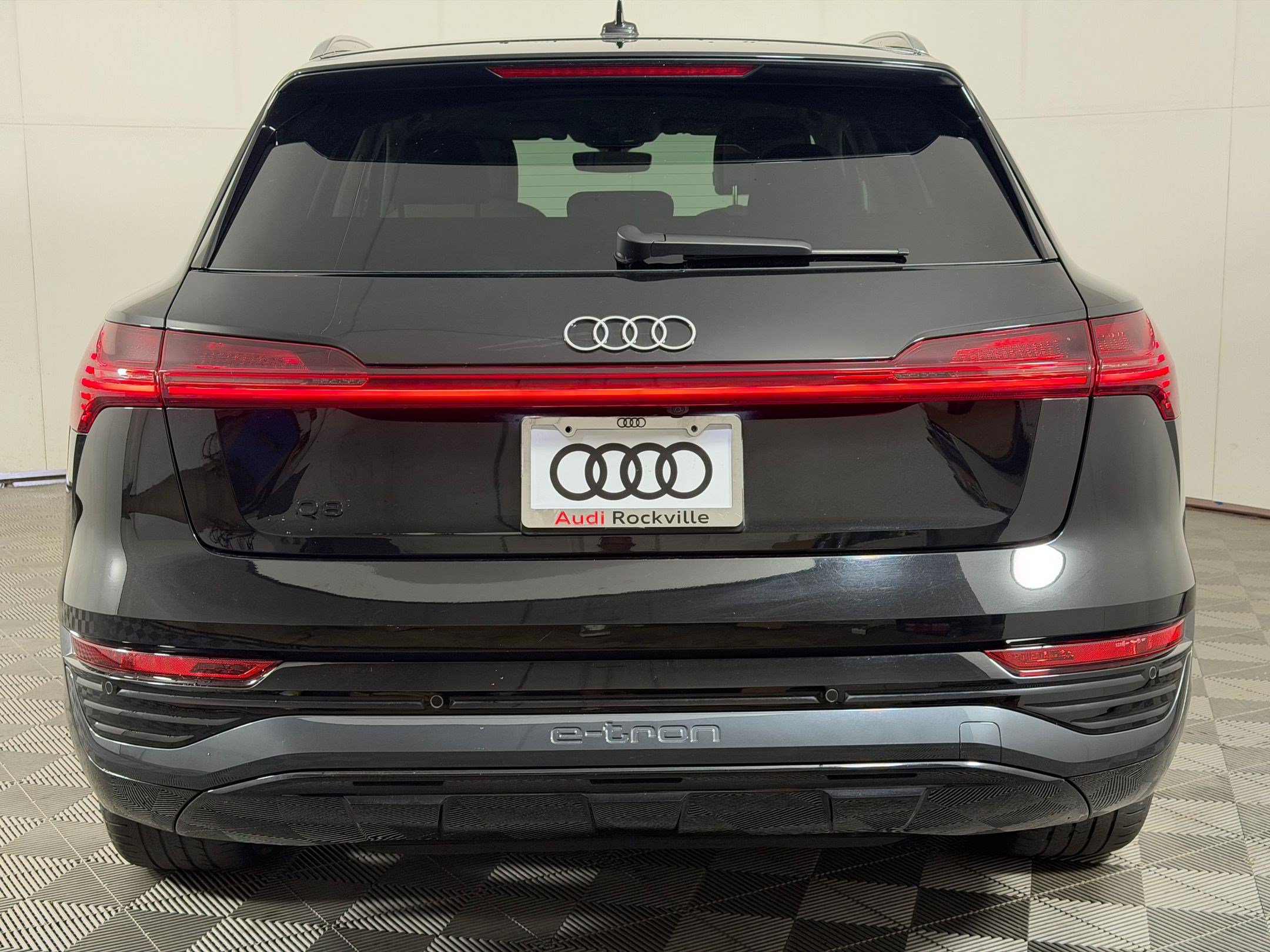 Certified 2024 Audi Q8 e-tron Premium Plus w/ Premium Plus Package AWD/4WD image 10