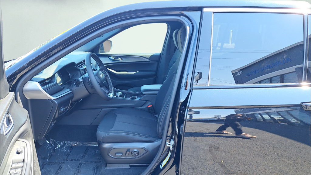 Used 2025 Jeep Grand Cherokee Laredo AWD/4WD image 10