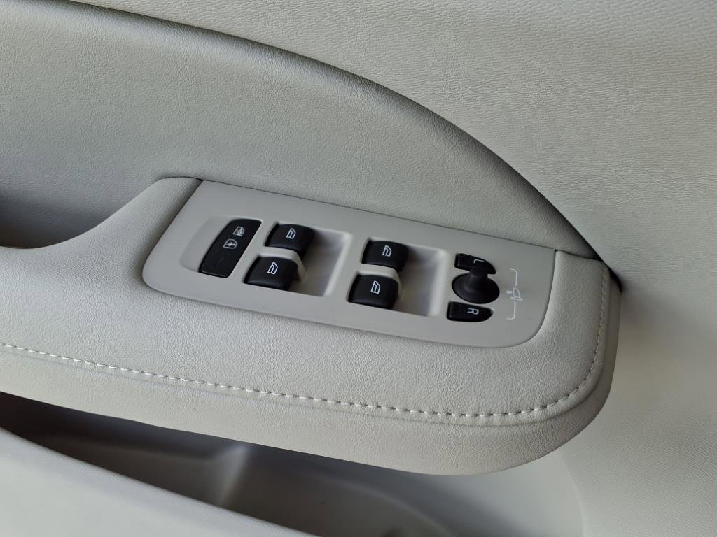 New 2025 Volvo V60 B5 Cross Country Plus w/ Protection Package Premier image 22