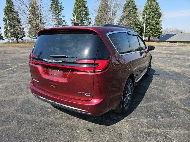 Used 2022 Chrysler Pacifica Limited w/ Uconnect Theater Family Group image 6