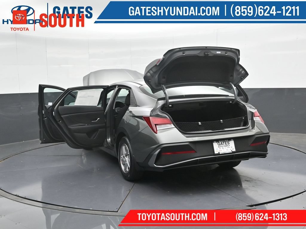 Used 2025 Hyundai Elantra SE FWD image 50