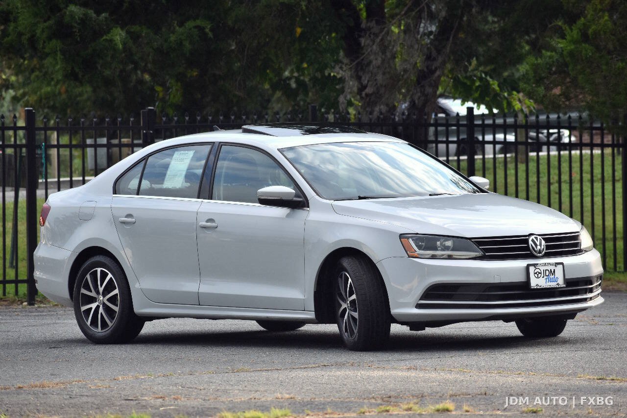 Used 2017 Volkswagen Jetta SE FWD image 4