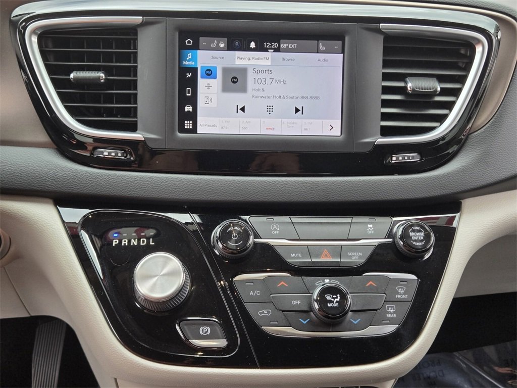 Used 2022 Chrysler Voyager LX image 24