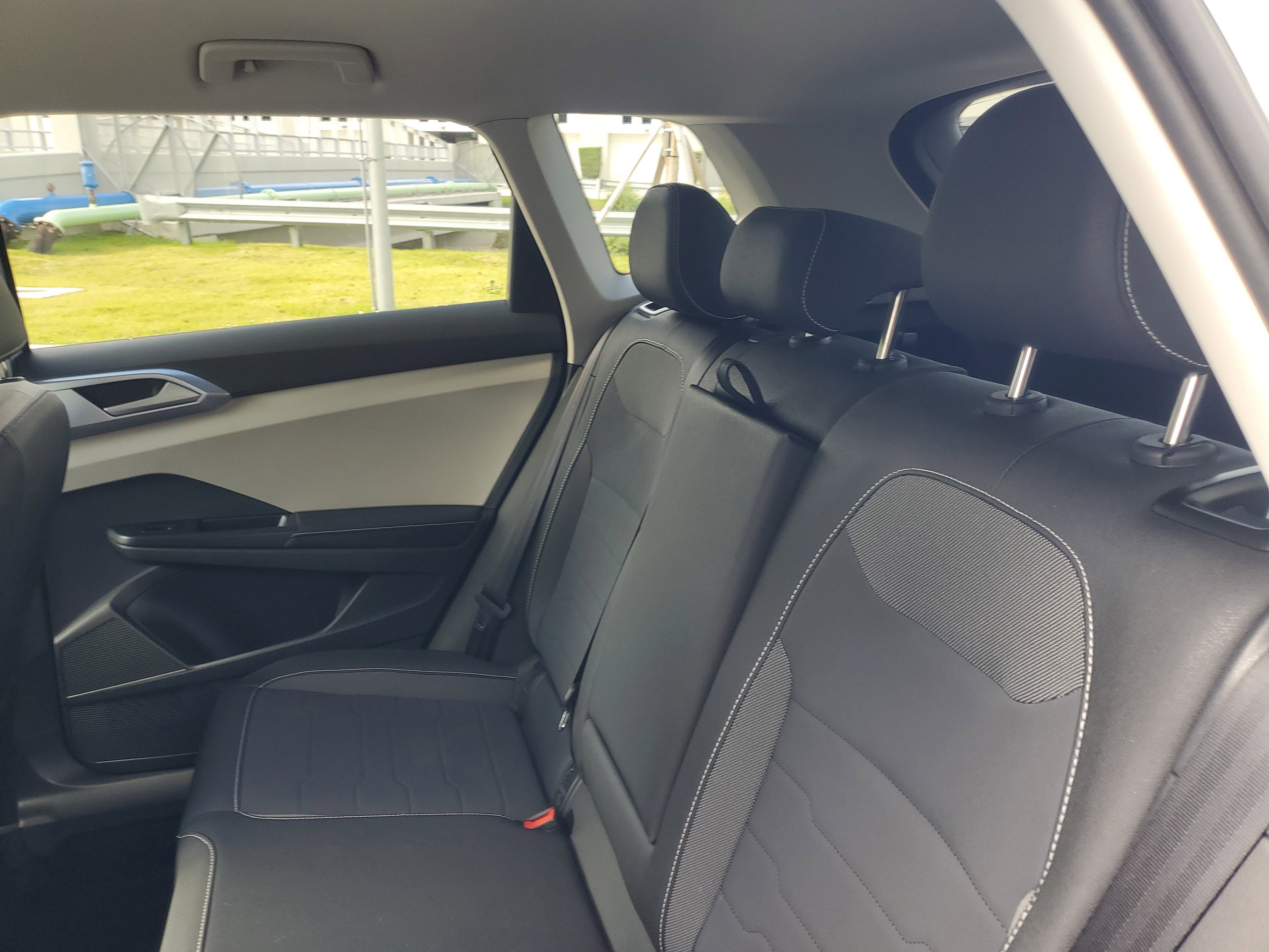 Used 2025 Volkswagen Taos SE FWD image 12