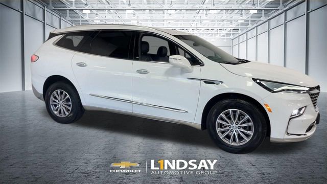 Used 2023 Buick Enclave Essence AWD/4WD image 3