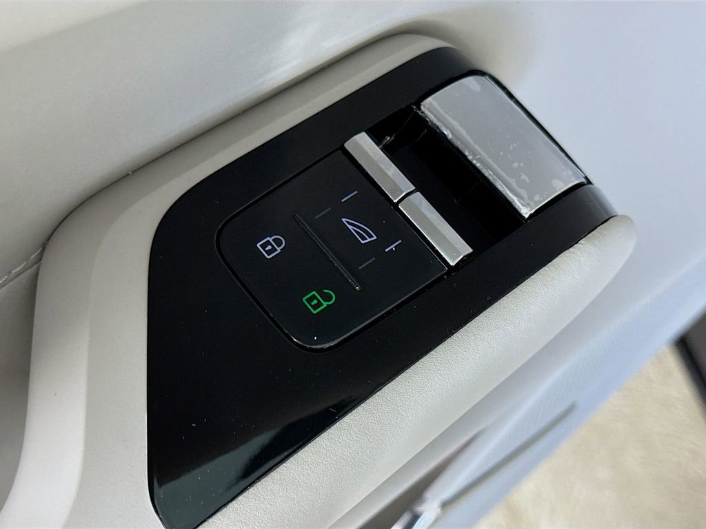 New 2025 Volvo EX90 Plus w/ Protection Package Premier image 17