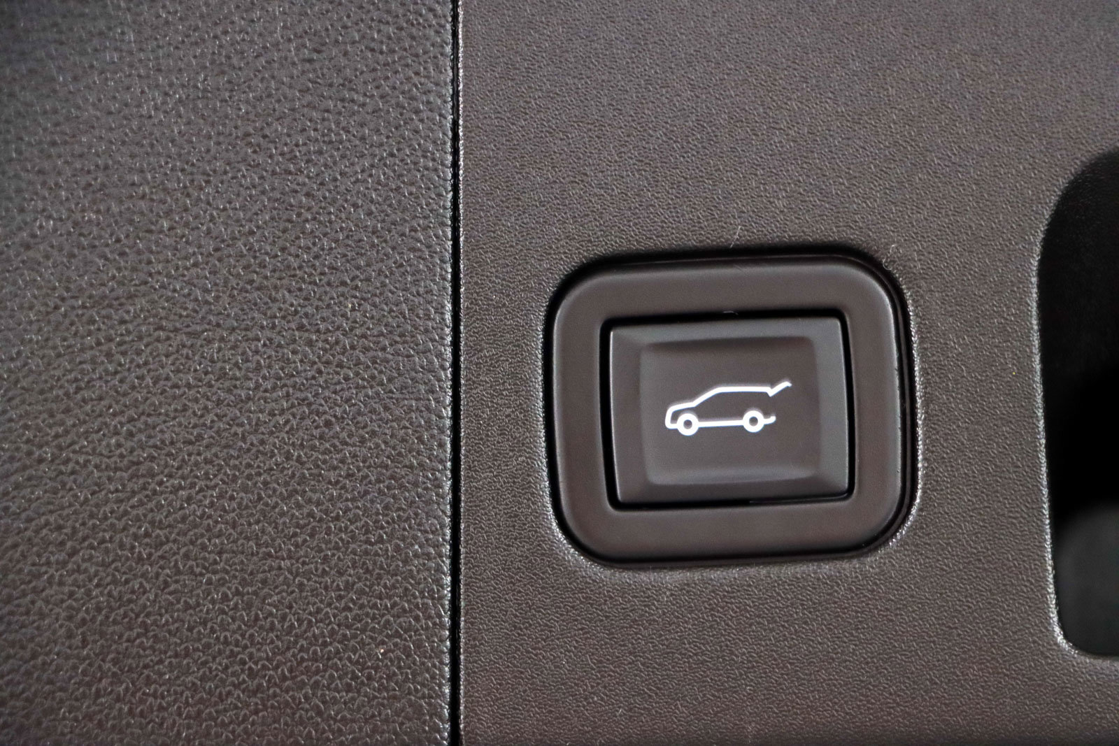 Used 2018 Cadillac XT5 Luxury w/ Driver Awareness Package image 31