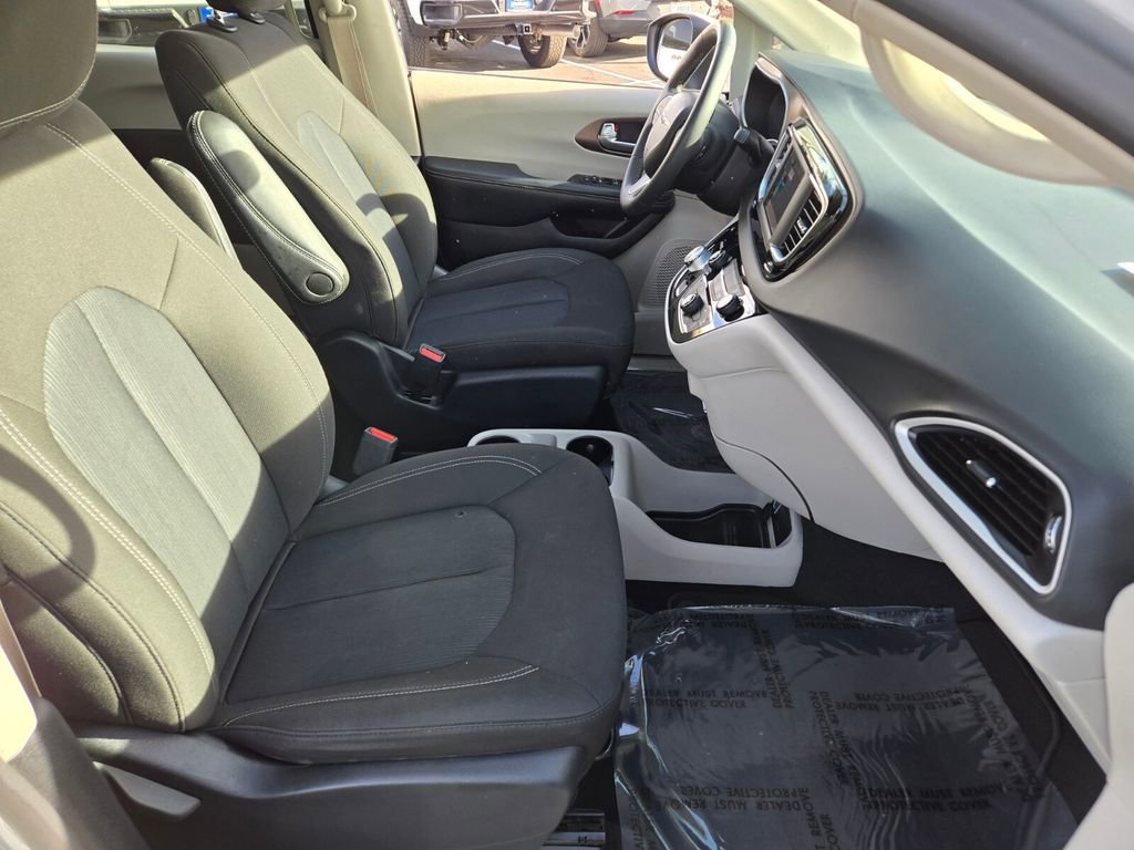 Used 2023 Chrysler Voyager LX image 16