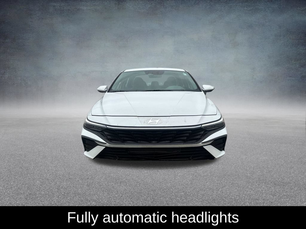 Used 2025 Hyundai Elantra SE FWD image 9