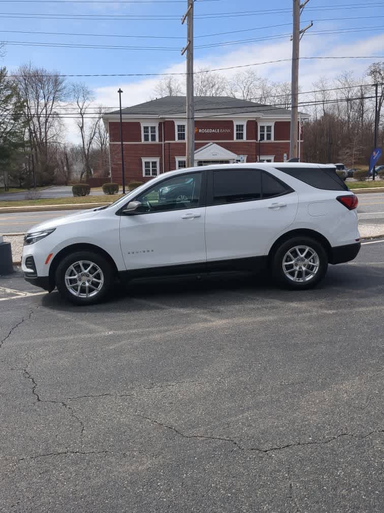 Used 2022 Chevrolet Equinox LS image 2