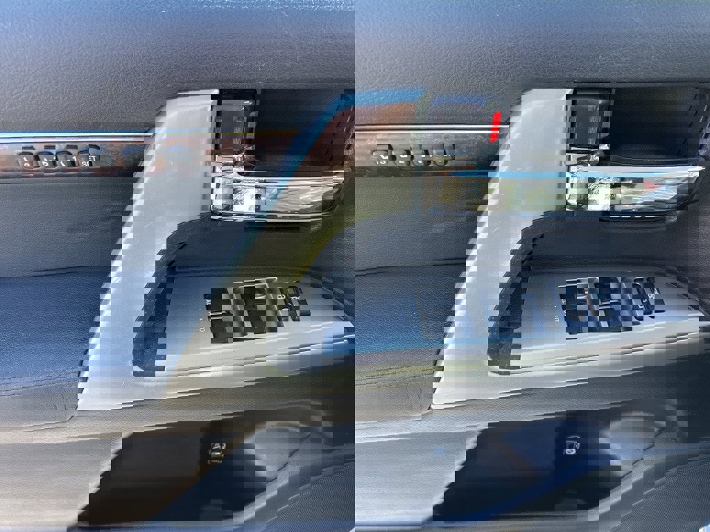 Used 2015 Toyota Land Cruiser image 4