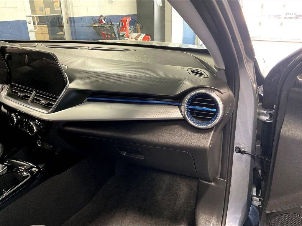 Used 2025 Chevrolet Trax LT w/ LT Convenience Package FWD image 13